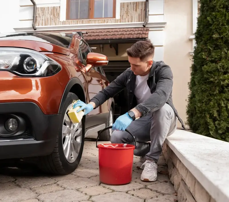 Lavage auto à domicile Les Haies : professionnel intervenant sur un véhicule